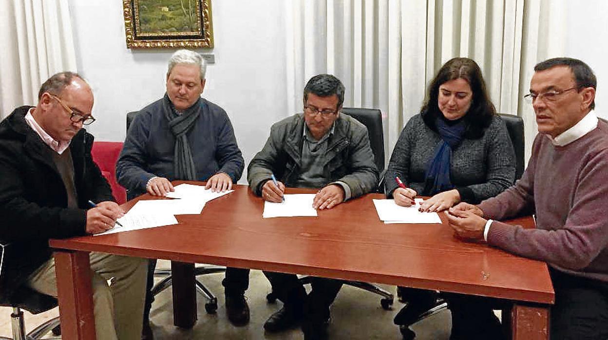 Los firmantes del acuerdo de gobierno en Aljaraque tras pararse la moción de censura