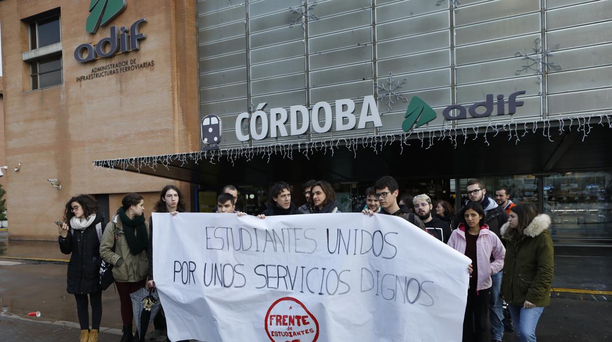 Un grupo de estudiantes en la puerta de la estación