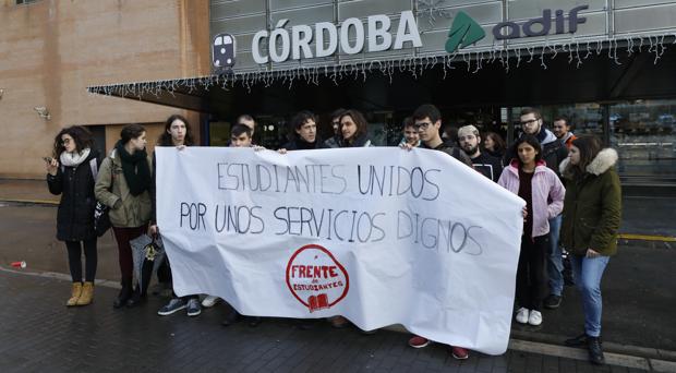 Estudiantes de la Universidad de Córdoba se manifiestan por retrasos en los trenes a Rabanales