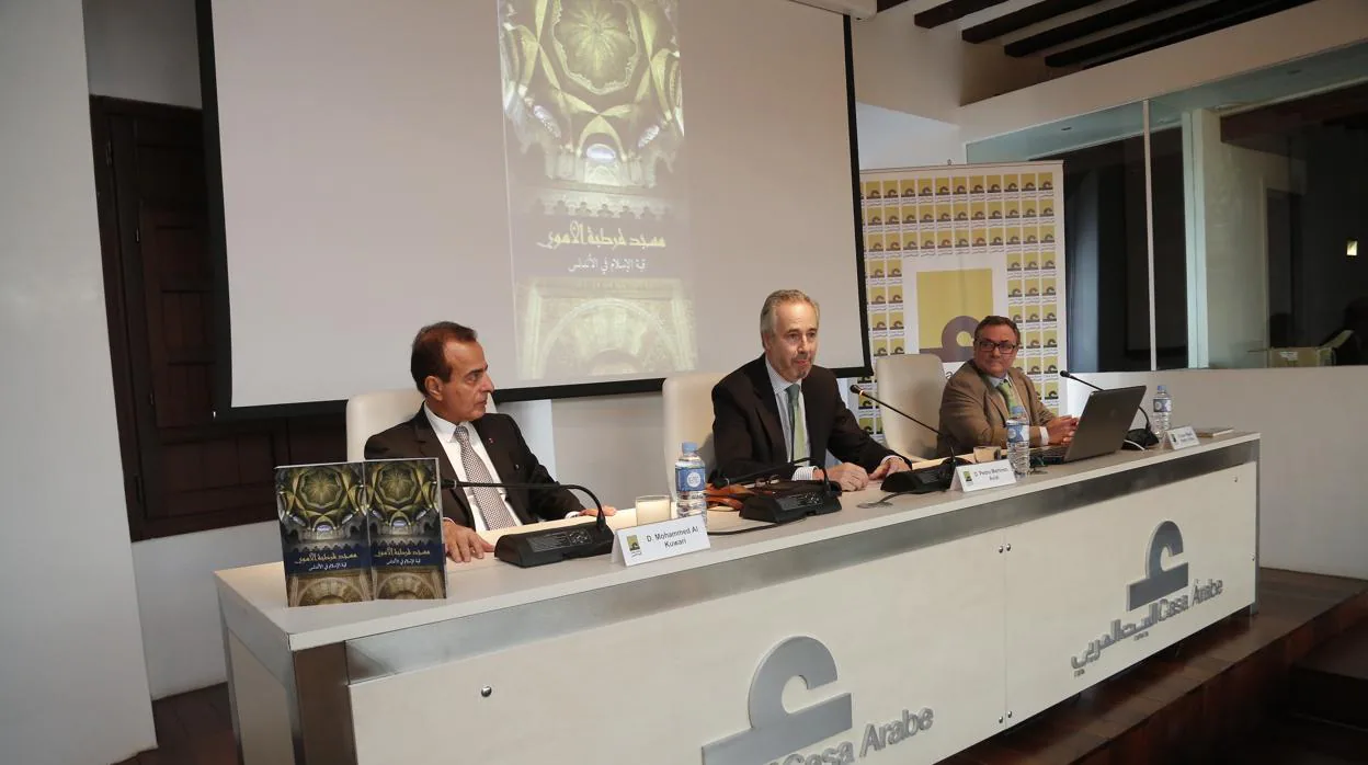 El embajador de Qatar, el director de Casa Árabe y el autor del libro, en la presentación en Córdoba