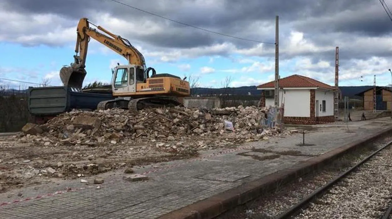Obras de derribo de la estación de tren de Marmolejo, en la provincia de Jaén