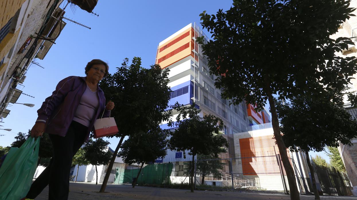 Una mujer pasa delante de la remodelada antigua Escuela de Magisterio