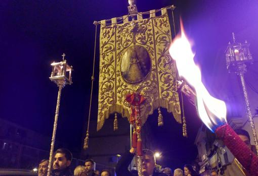 El Simpecado del Rocío de Córdoba recorre las calles del barrio del Zumbacón