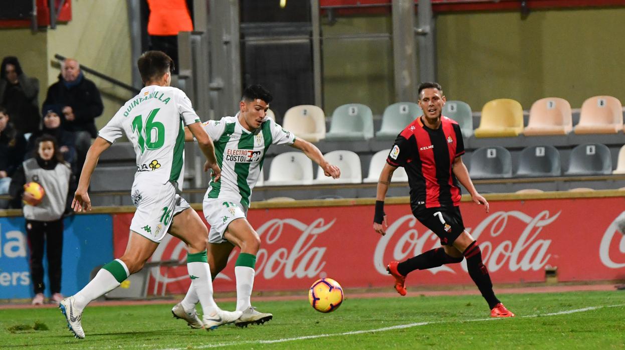 Loureiro despeja ante la mirada de Quintanilla y Querol en una acción del Reus-Córdoba CF este sábado