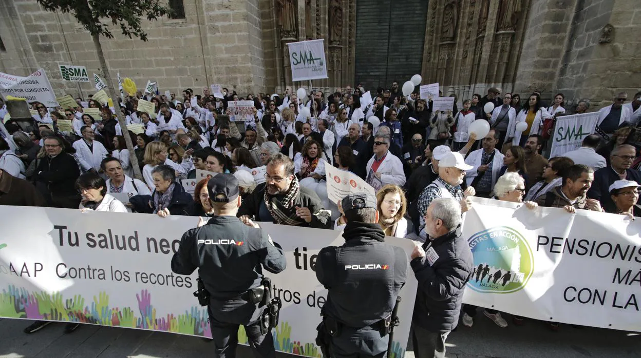 Cientos de médicos protestando durante la manifestación de los médicos en la pasada campaña electoral