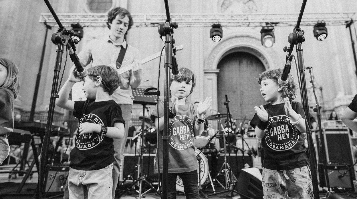 Jóvenes cantantes de la escuela de música Gabba Hey de Granada