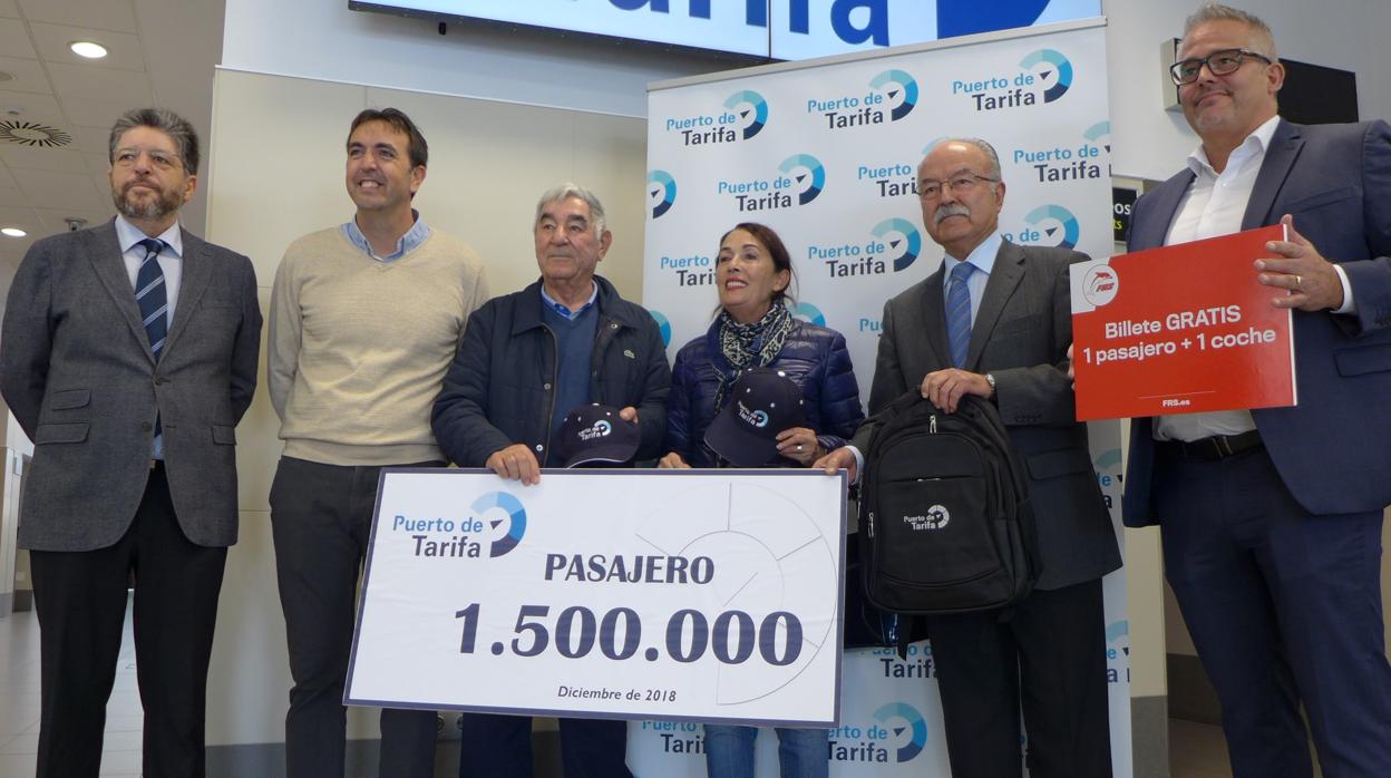 Imagen del acto celebrado en el Puerto de Tarifa con los dos pasajeros homenajeados en el centro