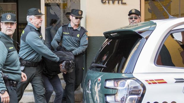 Gritos de «asesino» a Bernardo Montoya en El Campillo durante la reconstrucción del crimen de Laura Luelmo