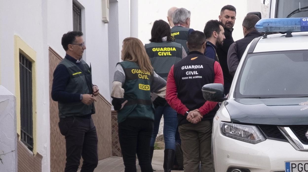 Primer registro de la Guardia Civil en la casa del detenido