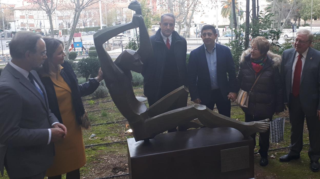 La escultura ha sido ubicada en el jardin del museo Ibero