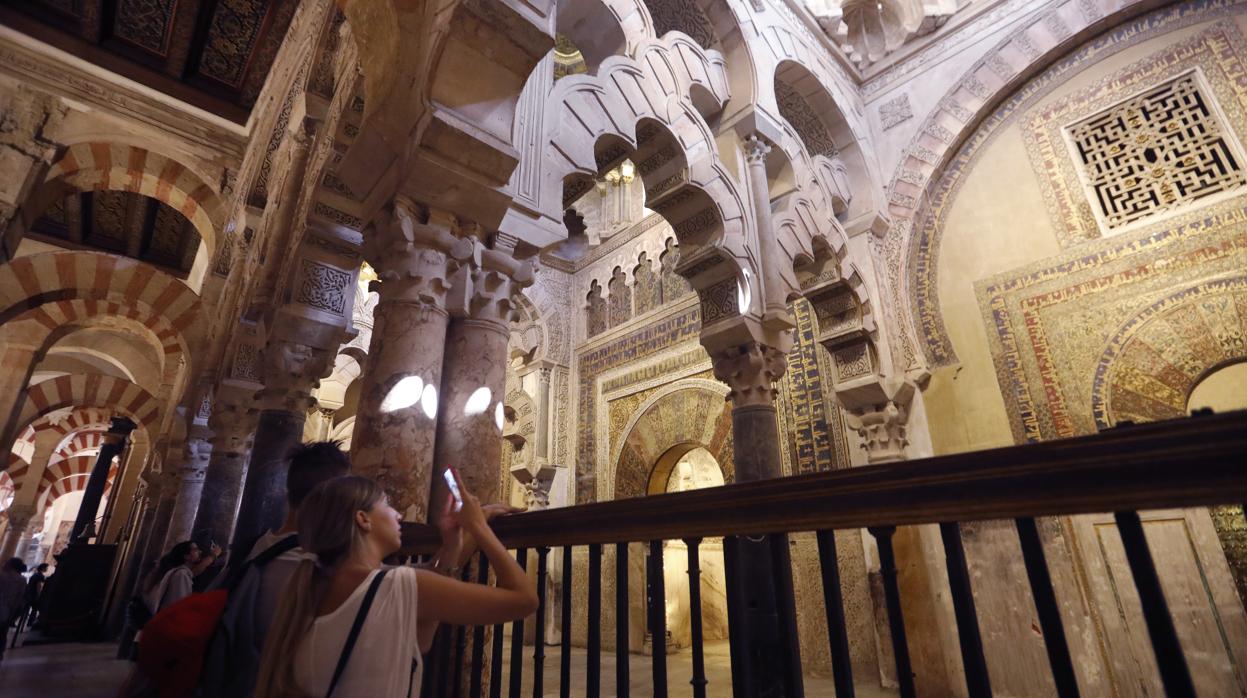 Una turista fotografía la Mezquita-Catedral de Córdoba