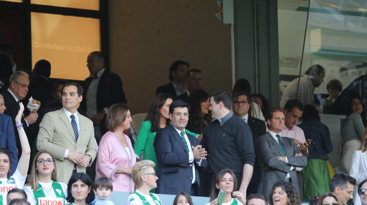 Jesús León, en el palco, junto a Ambrosio y Nieto