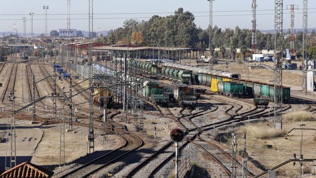 La apuesta de la alcaldesa de Córdoba por el centro logístico se queda en un manifiesto