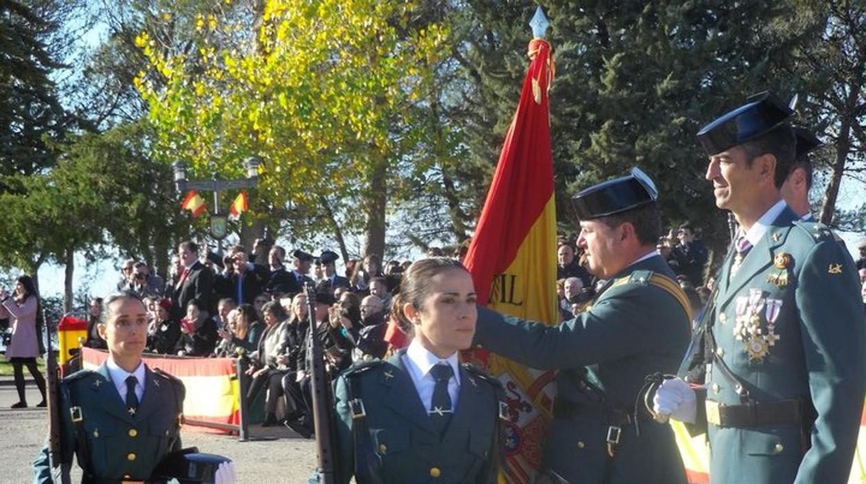 Dos alumnas de la Academia de la Guardia Civil de Baeza juran bandera