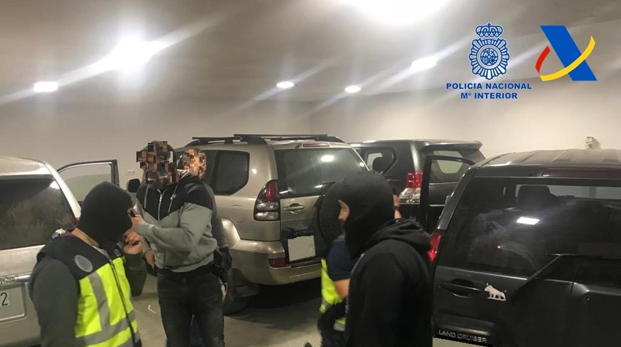 Imagen de los agentes en el interior de la finca donde estaban la droga y los vehículos robados