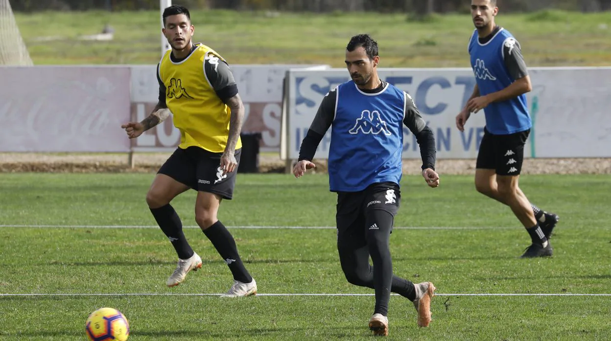 Miguel de las Cuevas conduce el balón en un entrenamiento en la Ciudad Deportiva