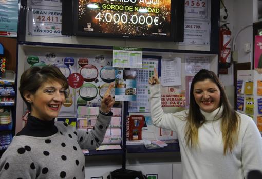 María José y Ana señalan el primer premio que también pasó por la avenida Barcelona