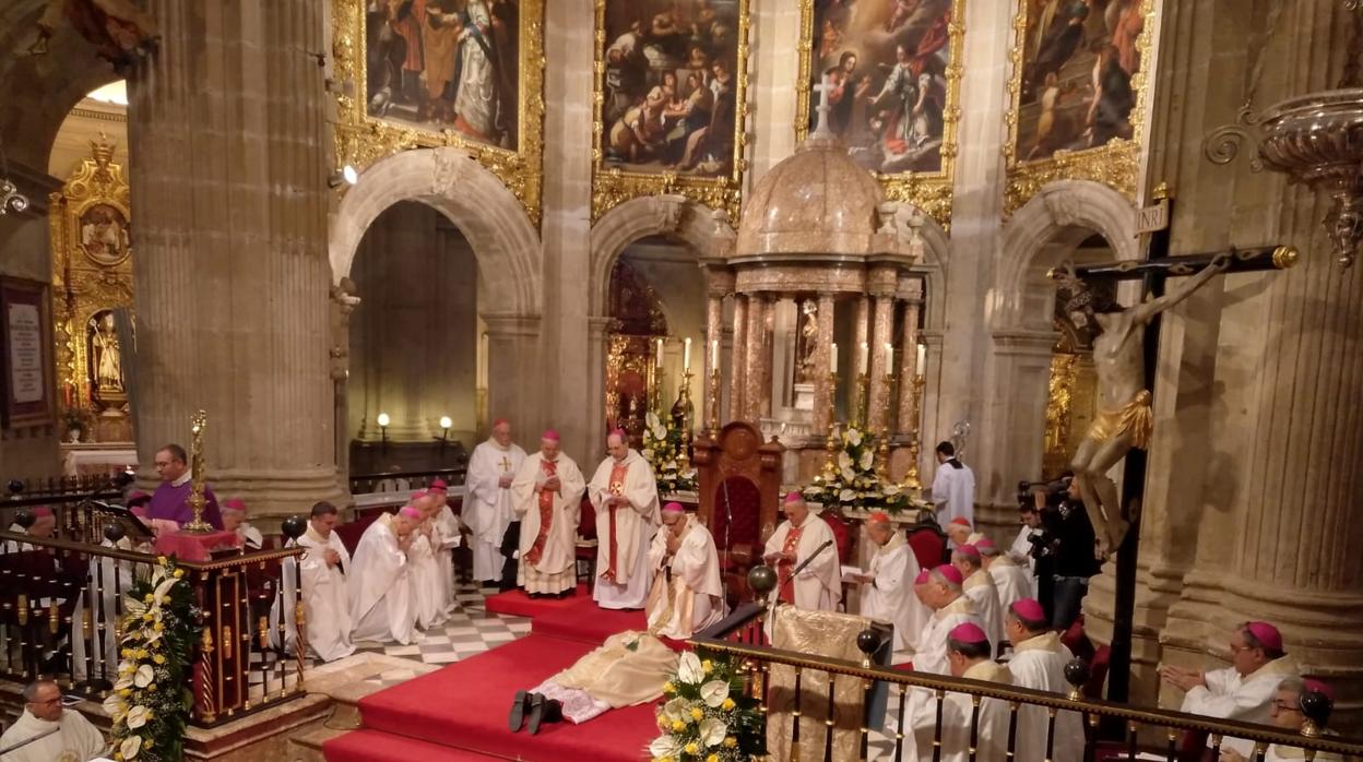 Francisco Jesús Orozco, tendido en un momento de su ordenación como obispo