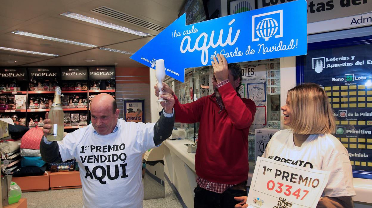 Padre e hija, dueños de la administración que se encuentra en un centro comercial de Algeciras (Cádiz)