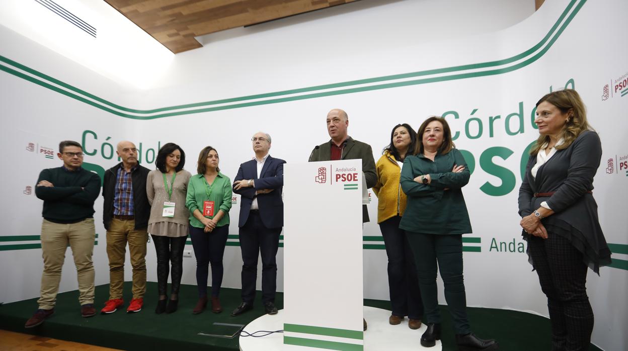 El secretario provincial del PSOE de Córdoba, Antonio Ruiz, con cargos de su partido en la noche electoral del 2 de diciembre de 2018