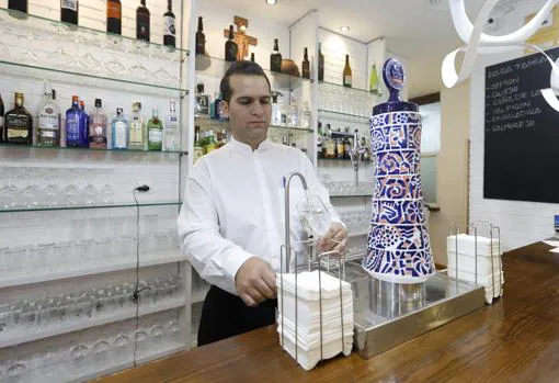 Manuel Campos, en el restaurante Taghba, de Cáritas en Córdoba