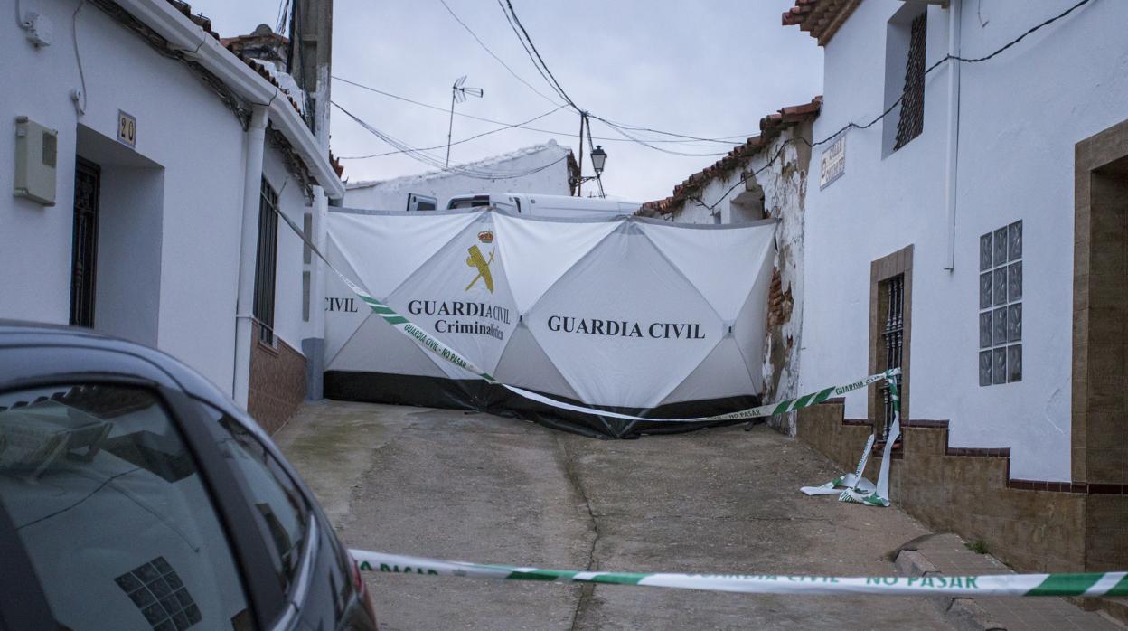 La Guardia Civil investiga en las casas de Laura Luelmo y Bernardo Montoya