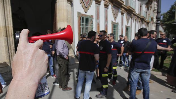 Los bomberos de la Diputación de Córdoba acusan al PSOE de «enmarañar» su promoción interna