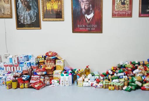 Alimentos recaudados en el ensayo solidario del Buen Suceso