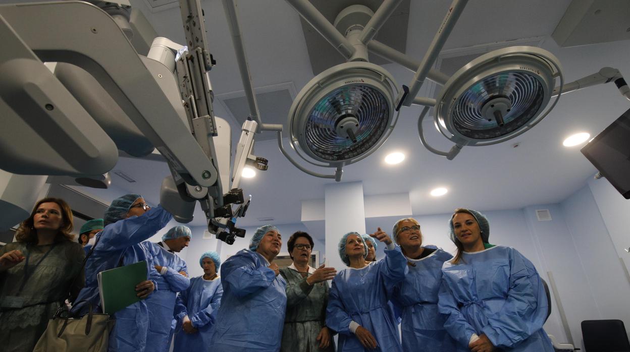 Presentación de un nuevo robot quirúrgico en el hospital Reina Sofía de Córdoba