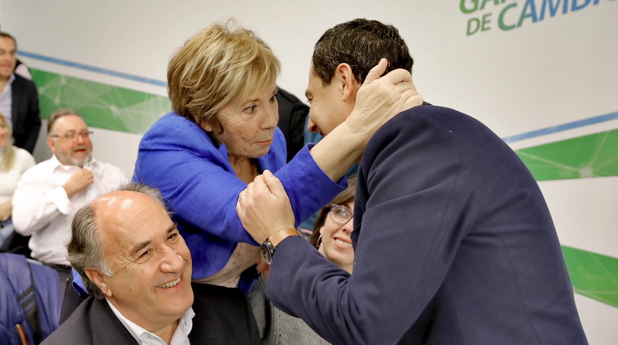 Celia Villalobos abraza a Juanma Moreno en presencia de José Ignacio Landaluce en la reunión de la Junta Directiva regional de este viernes