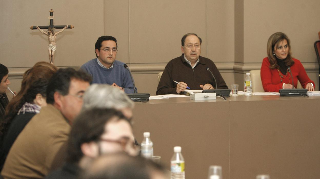 Moreno, entre Rojano y Serrano, en el Pleno de Baena