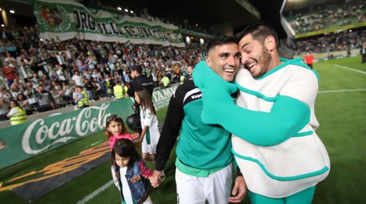 Reyes, celebrando la permanencia del Córdoba