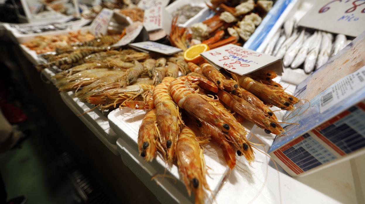 Género en el puesto de un mercado de Córdoba