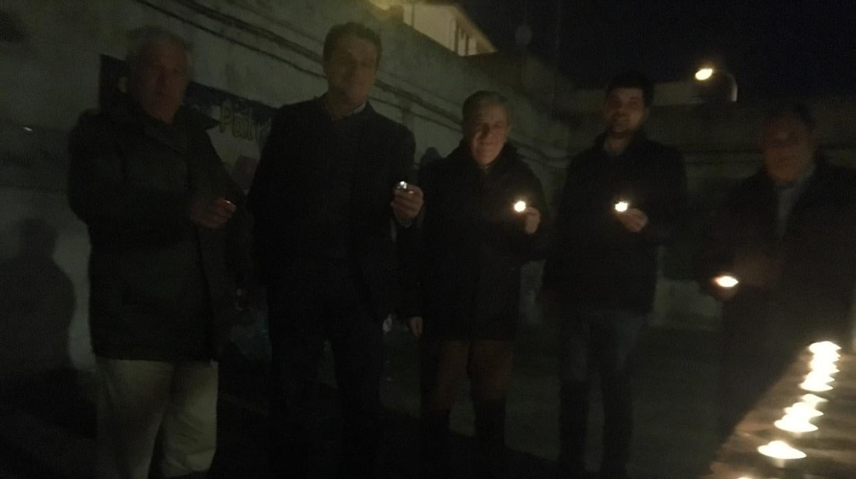 Bellido con miembros del PP iluminados con velas en la calle Loja