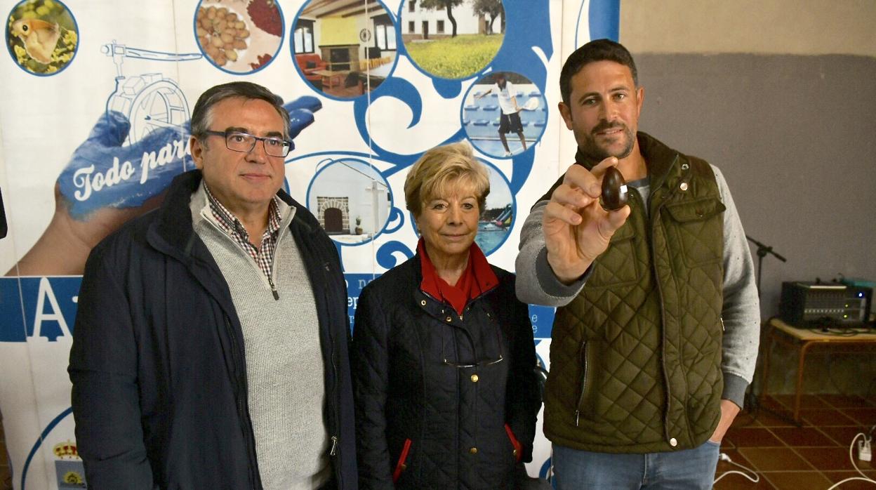 Alberto López, con la bellota premiada en el concurso de Los Pedroches