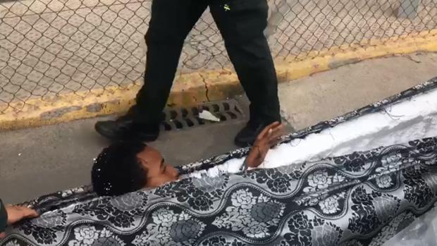 Vídeo: Descubren a dos inmigrantes ocultos dentro de unos colchones