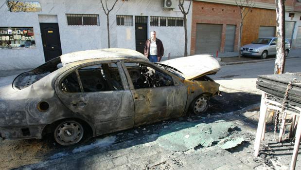 Calcinados un coche y un contenedor en otro acto vandálico esta madrugada en Córdoba