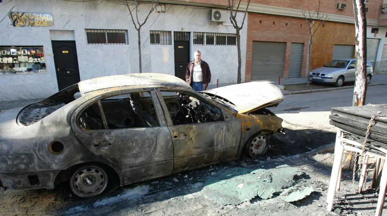 Calcinados un coche y un contenedor en otro acto vandálico esta madrugada en Córdoba