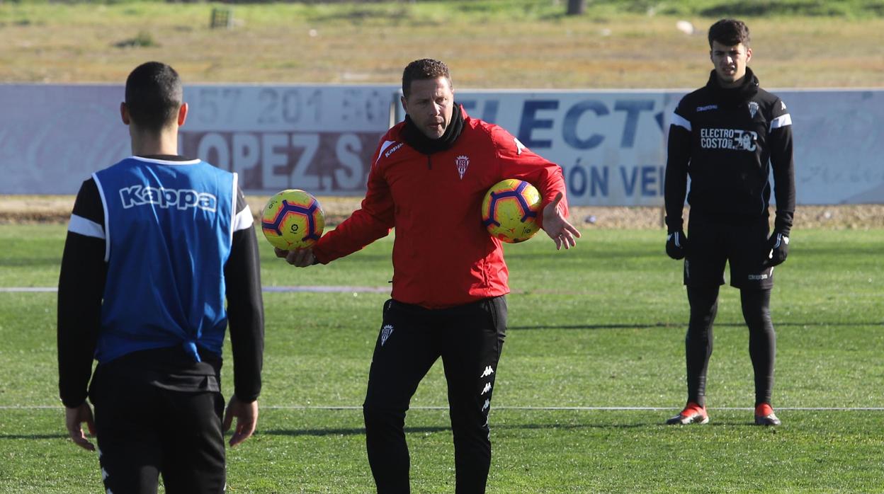 El entrenador del Córdoba, Curro Torres, en el entrenamiento del miércoles en la Ciudad Deportiva