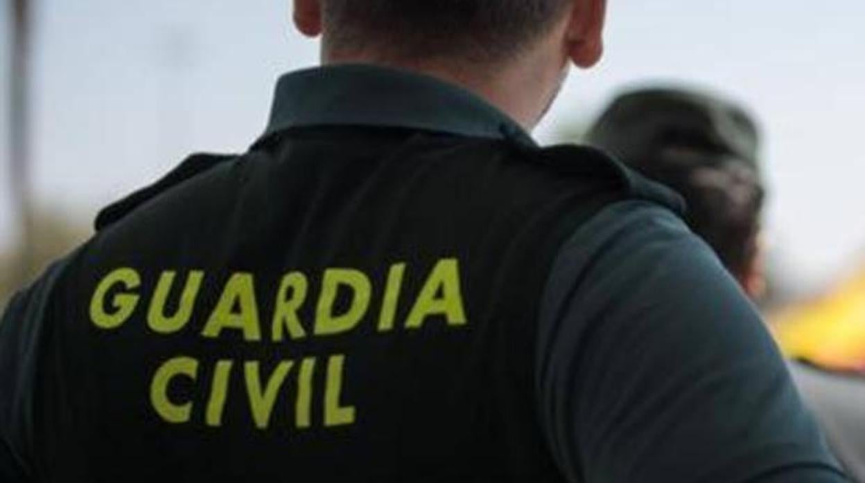 Un agante de la Guardia Civil