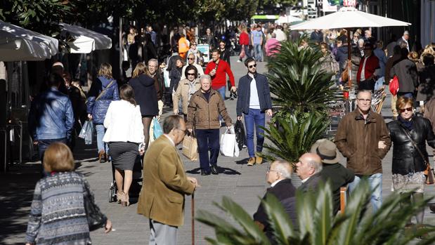 La población de Córdoba cae en casi 3.000 personas, más de 200 en la capital