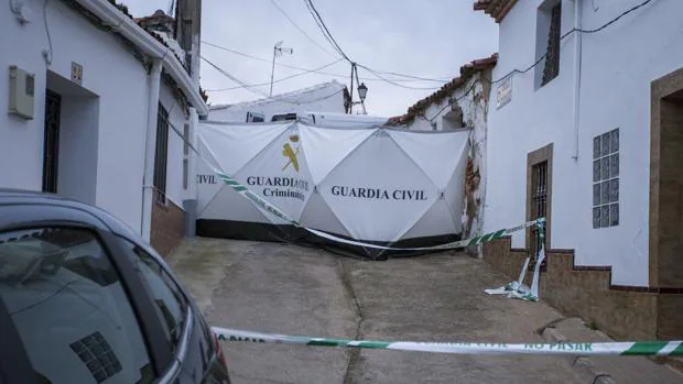 Rompen el precinto de la casa del asesino confeso de Laura Luelmo en El Campillo