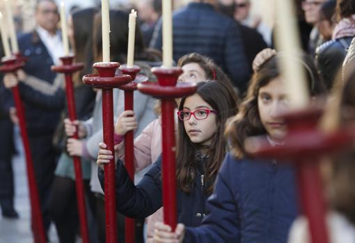 Participantes en la procesión del Niño Jesús de la parroquia de la Compañía