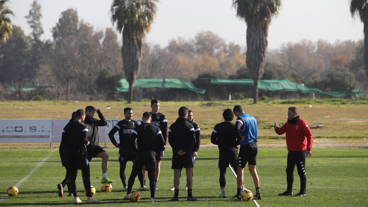 Curro Torres da instrucciones a sus jugadores este jueves en la Ciudad Deportiva