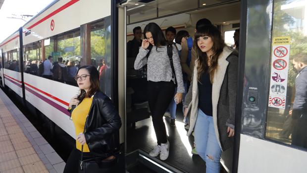 Bellido, tras la subida del billete del tren de Córdoba: «Va a salir más barato viajar en el Falcon presidencial»