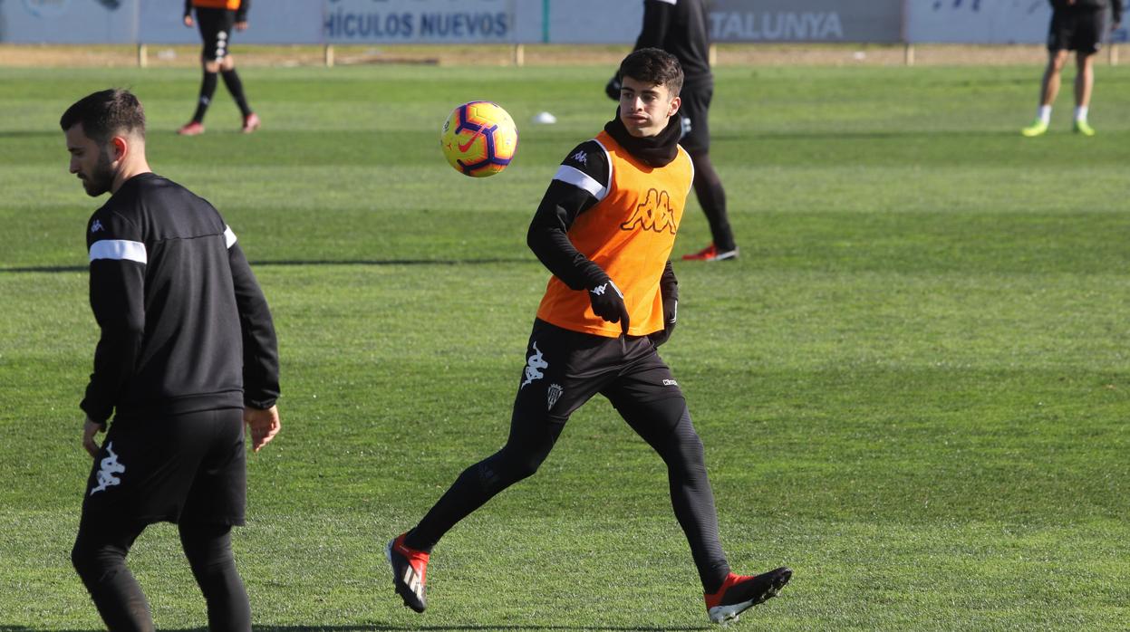 El centrocampista del Córdoba CF Álvaro Aguado pelotea en un entreno de esta semana