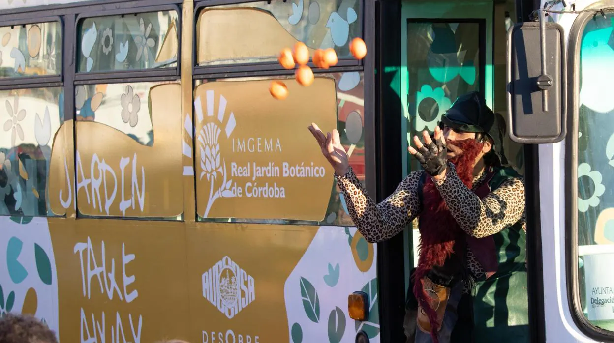 El autobús del Real Botánico con un malabarista que lanzaba mandarinas en la Cabalgata