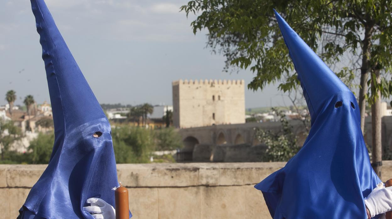 Nazarenos de la hermandad del Prendimiento durante la procesión del Martes Santo en Córdoba