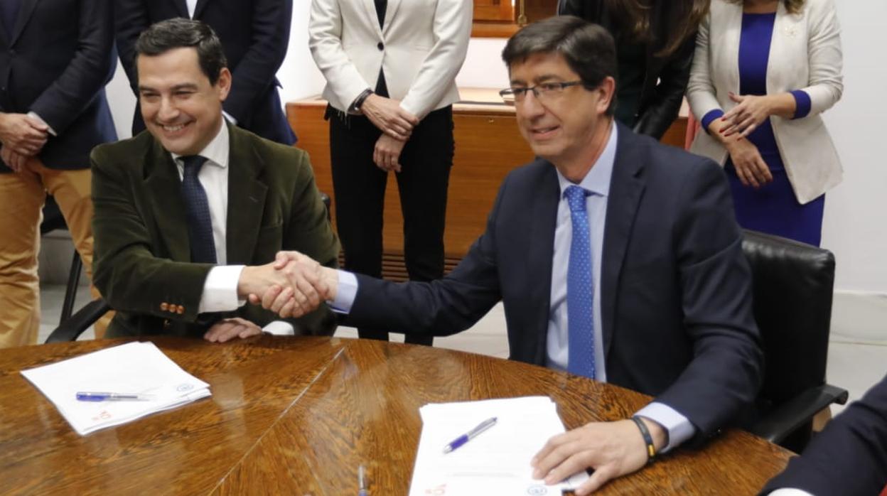 Juanma Moreno y Juan Marín, en la firma del acuerdo