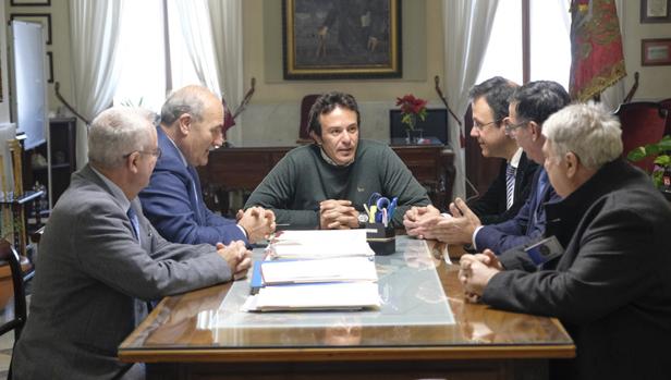 Encuentro del alcalde con el pregonero